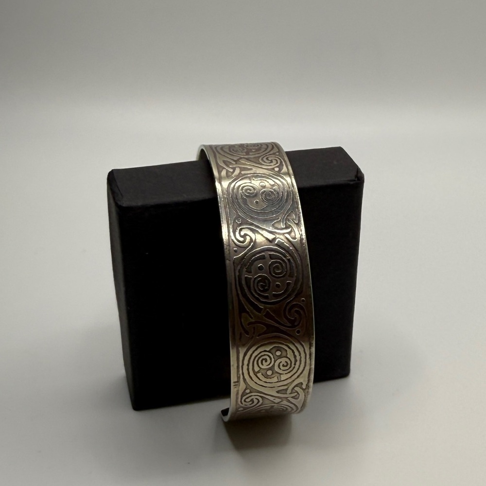 Silver Celtic Etched Cuff Bracelet. - Picture 7 of 10
